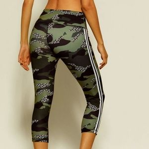 Bebe Sport camo spell out capri leggings size XL